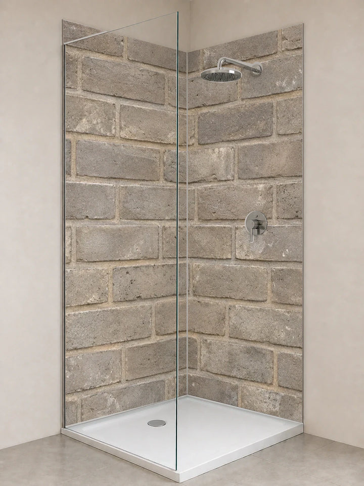 Duschrückwand „Warmgrauer Wasserstrichziegel“ als installierte Rückwand in einer hellen Dusche