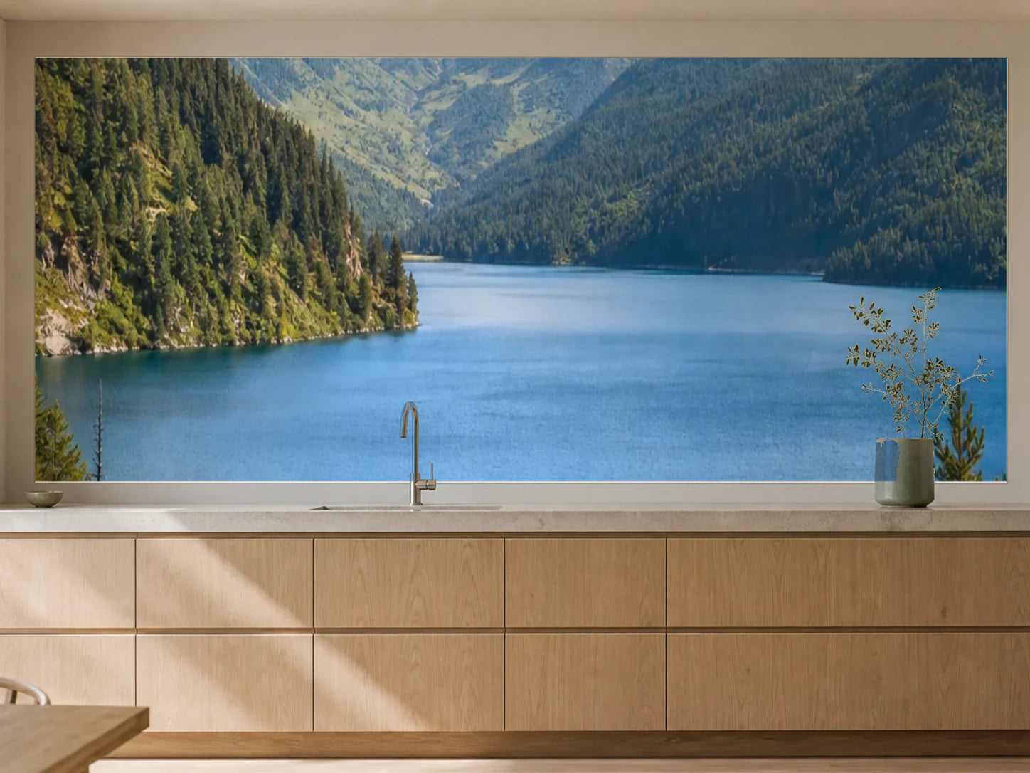 Küchenrückwand „Weitblick über den Bergsee“ als installierte Rückwand in einer warmen Küche