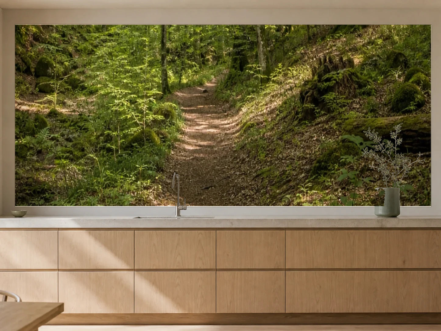 Küchenrückwand „Waldpfad im Sommergrün“ als installierte Rückwand in einer warmen Küche