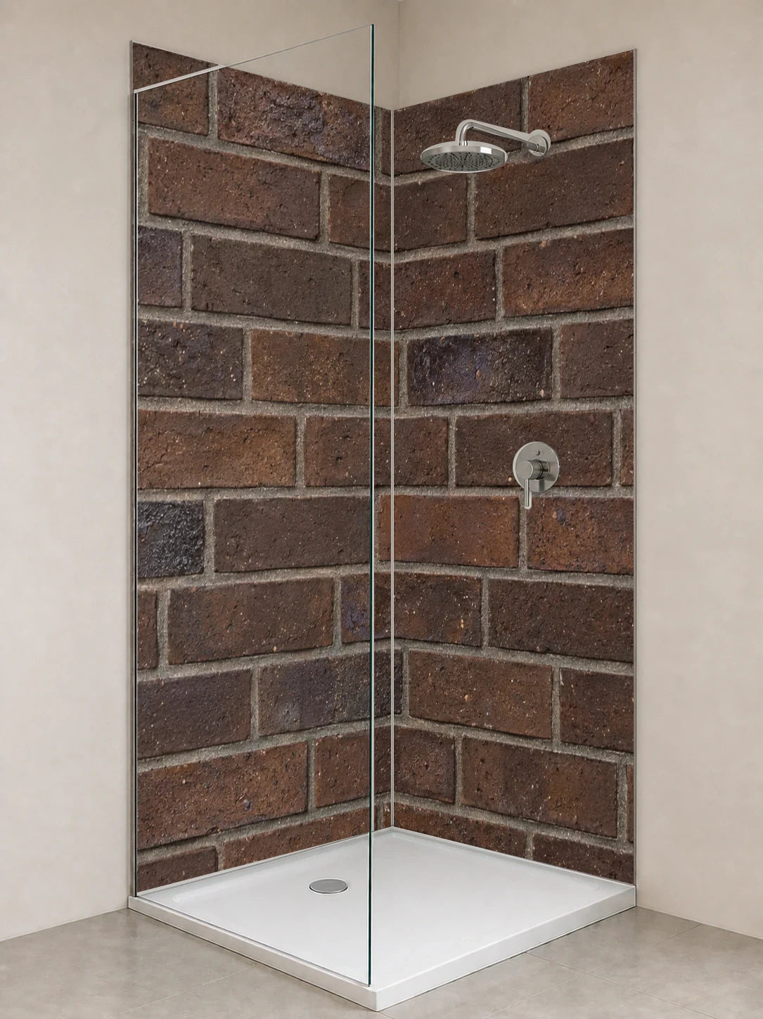 Duschrückwand „Dunkelbrauner Klinker mit Salzbrand“ als installierte Rückwand in einer hellen Dusche