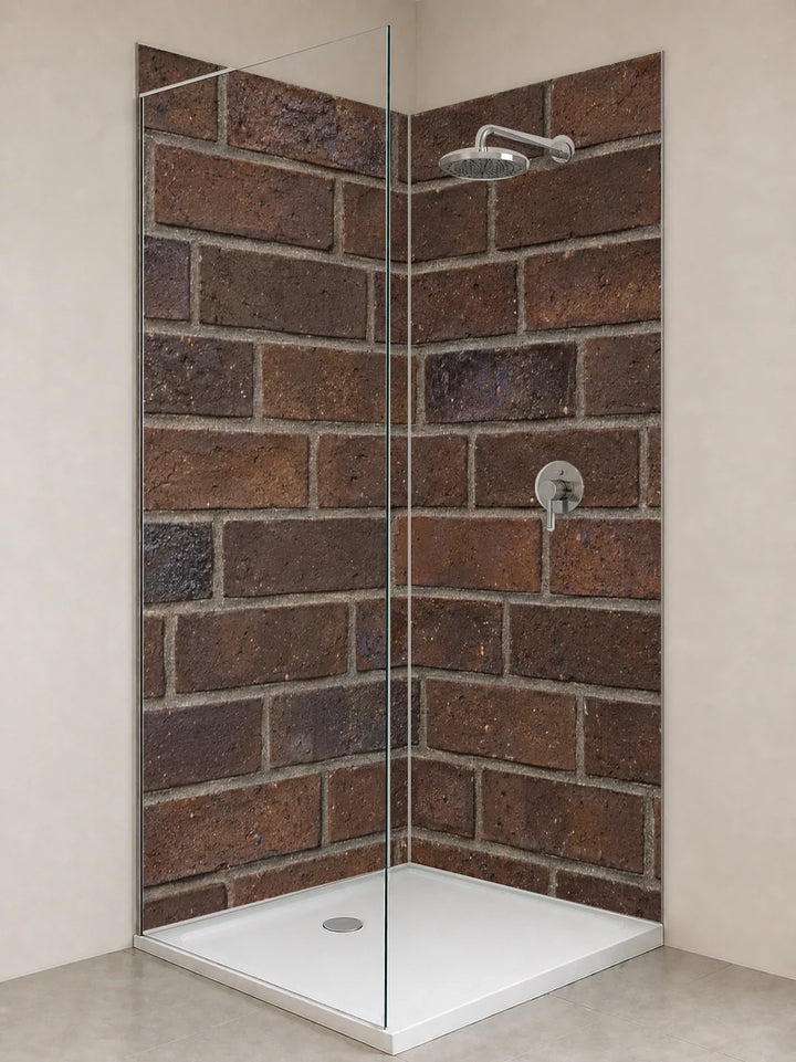Duschrückwand „Dunkelbrauner Klinker mit Salzbrand“ als installierte Rückwand in einer hellen Dusche