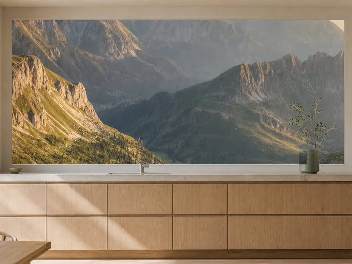 Küchenrückwand „Alpenwiesen im Morgenlicht“ als installierte Rückwand in einer warmen Küche