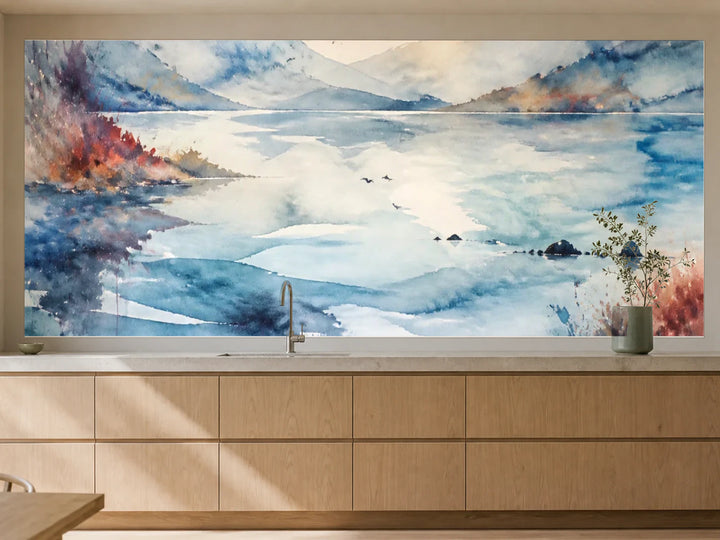 Küchenrückwand „Aquarellsee in Fernblau“ als installierte Rückwand in einer warmen Küche