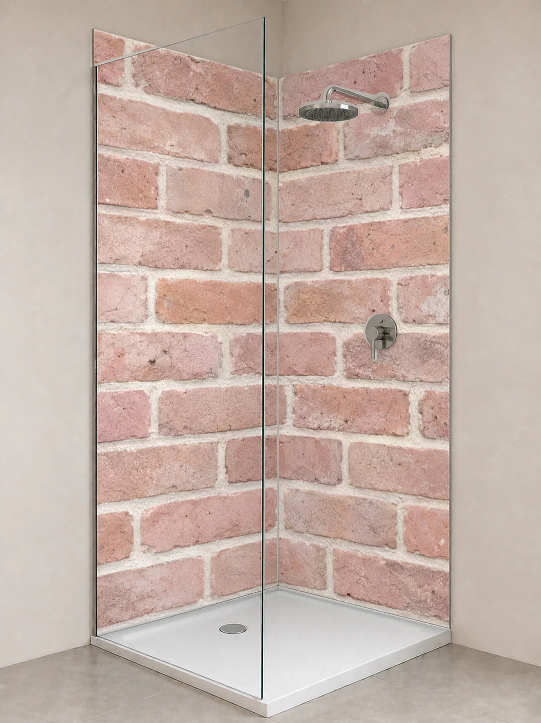 Duschrückwand „Zartrosa Ziegel mit Kalkfugen“ als installierte Rückwand in einer hellen Dusche