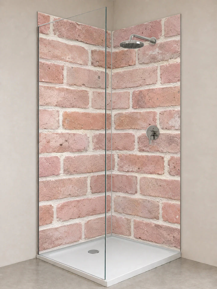 Duschrückwand „Zartrosa Ziegel mit Kalkfugen“ als installierte Rückwand in einer hellen Dusche