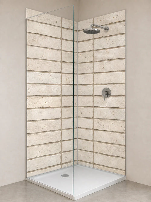 Duschrückwand „Cremeweißer Ziegel im Stapelverband“ als installierte Rückwand in einer hellen Dusche