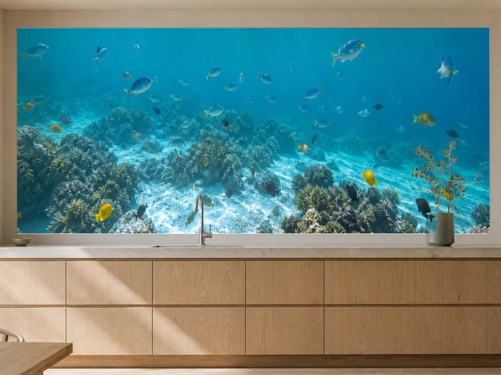 Küchenrückwand „Fischschwarm im Türkislicht“ als installierte Rückwand in einer warmen Küche
