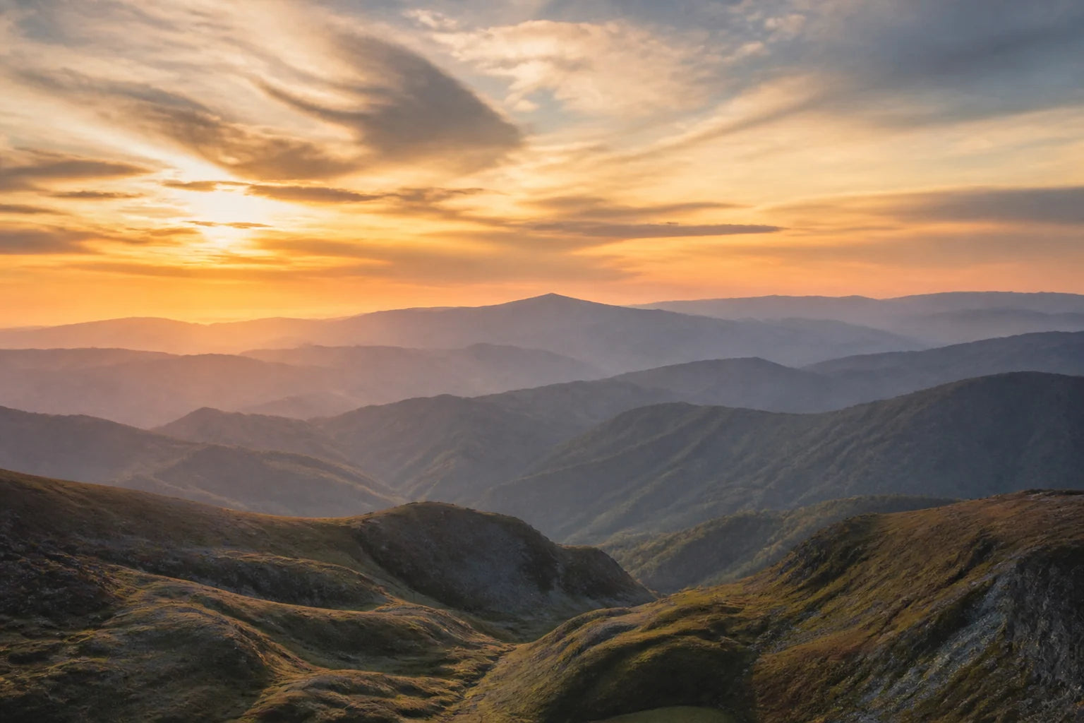 Motivvorschau „Berglinien im Goldabend“ für Küchenrückwand