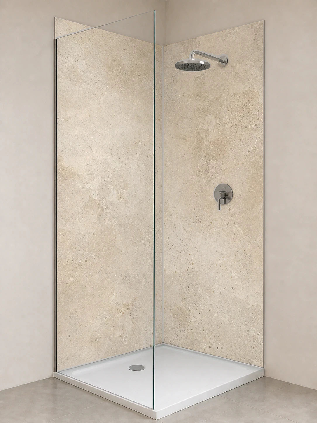 Duschrückwand „Sandbeton mit mineralischen Wolken“ als installierte Rückwand in einer hellen Dusche