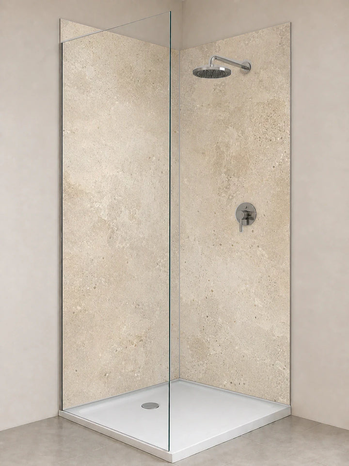 Duschrückwand „Sandbeton mit mineralischen Wolken“ als installierte Rückwand in einer hellen Dusche
