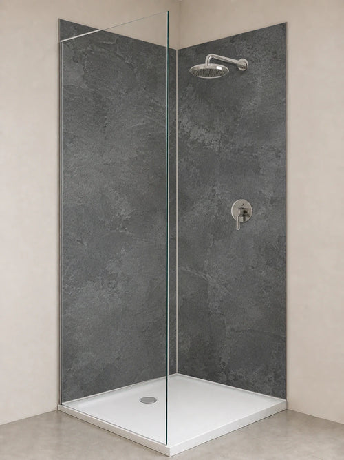 Duschrückwand „Anthrazitbeton mit weichen Schichtungen“ als installierte Rückwand in einer hellen Dusche