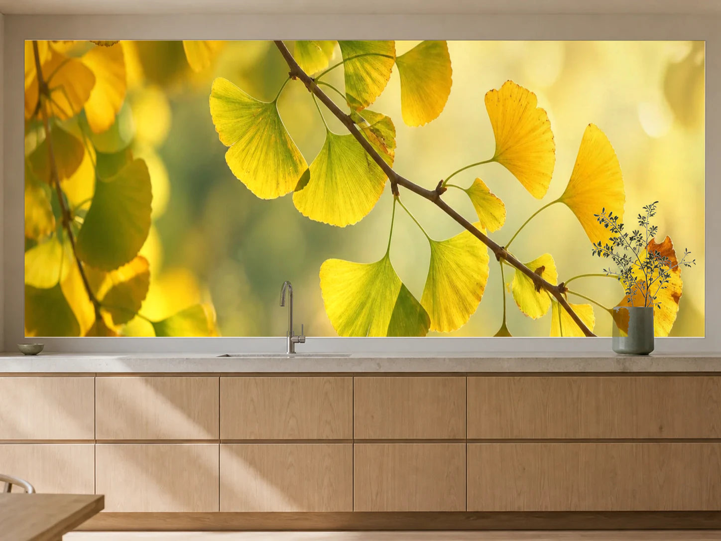 Küchenrückwand „Ginkgogold im Gegenlicht“ als installierte Rückwand in einer warmen Küche