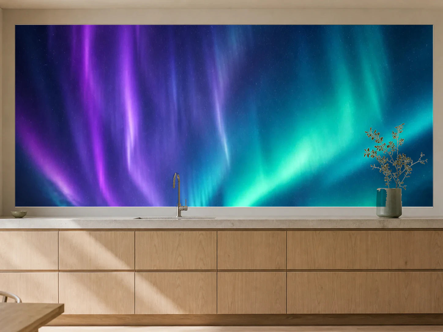 Küchenrückwand „Polarhimmel in Violett und Türkis“ als installierte Rückwand in einer warmen Küche