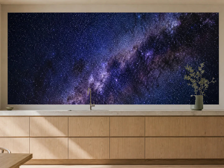 Küchenrückwand „Sternenstrom über tiefblauer Nacht“ als installierte Rückwand in einer warmen Küche