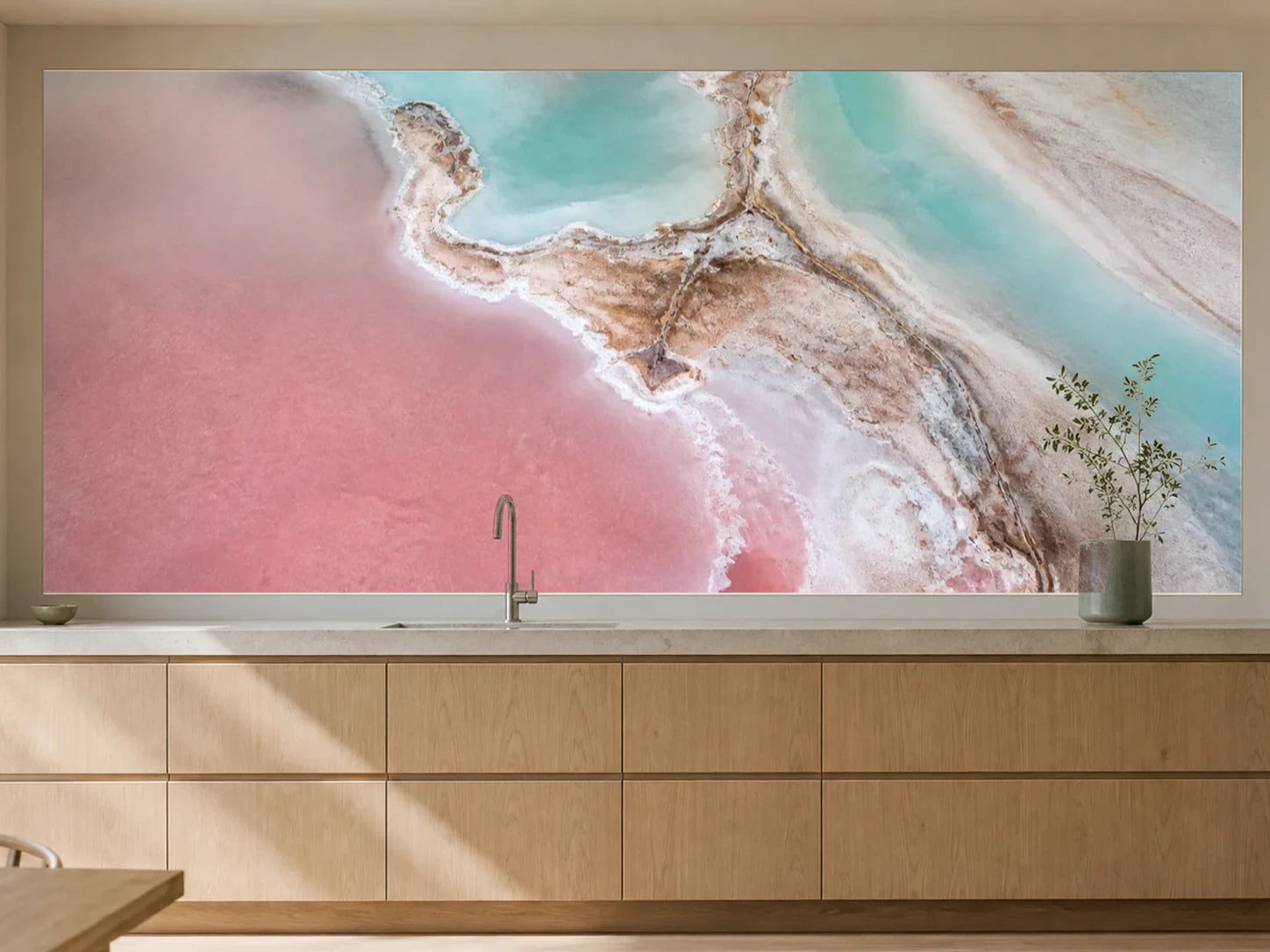 Küchenrückwand „Salzlagune in Rosa und Türkis“ als installierte Rückwand in einer warmen Küche
