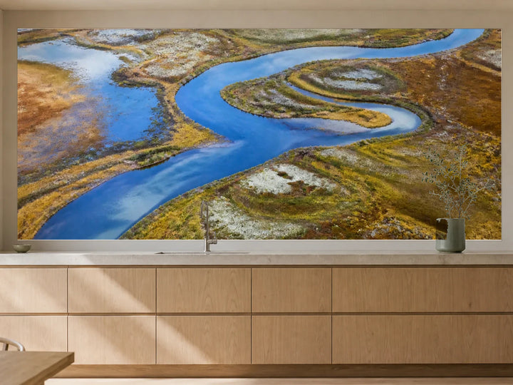 Küchenrückwand „Taufluss durch die Tundra“ als installierte Rückwand in einer warmen Küche