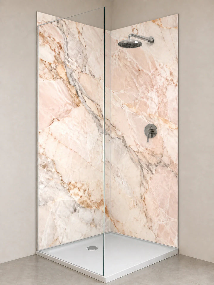 Duschrückwand „Rosémarmor mit goldenen Einschlüssen“ als installierte Rückwand in einer hellen Dusche