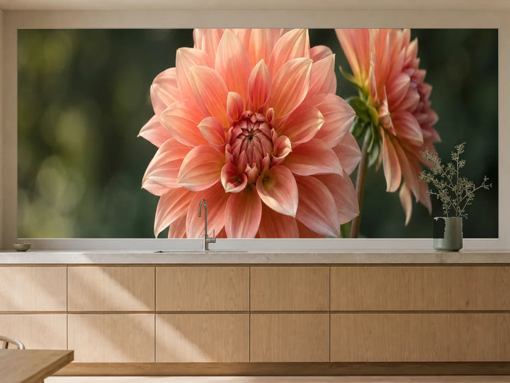 Küchenrückwand „Dahlien im weichen Gartenlicht“ als installierte Rückwand in einer warmen Küche