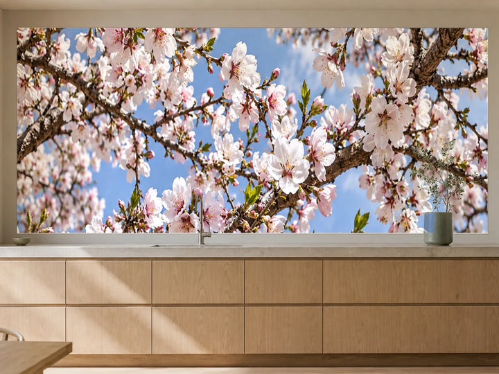 Küchenrückwand „Mandelblüte im hellen Frühling“ als installierte Rückwand in einer warmen Küche