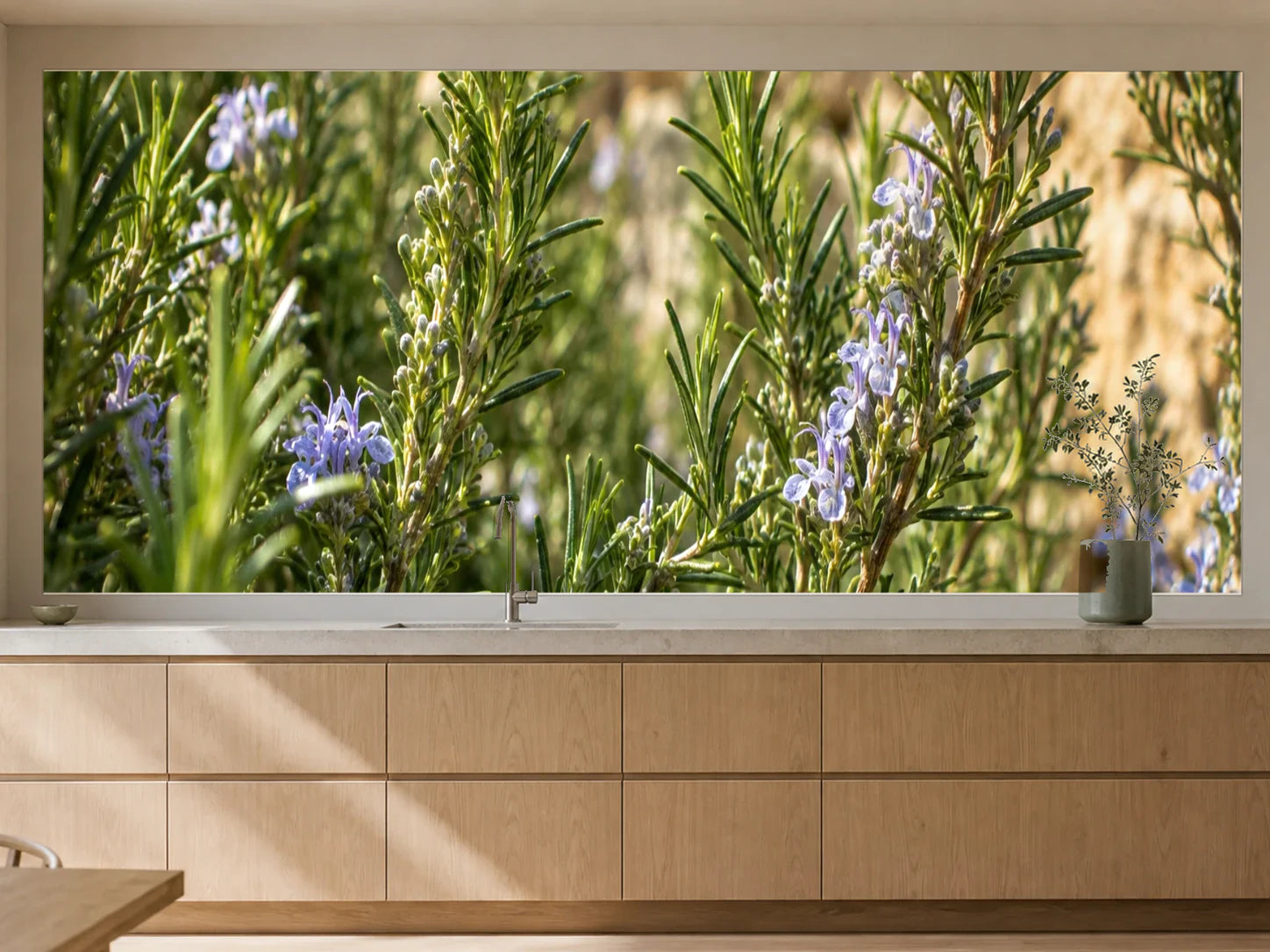Küchenrückwand „Rosmarin im mediterranen Garten“ als installierte Rückwand in einer warmen Küche