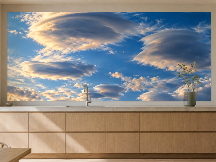 Küchenrückwand „Linsenwolken im klaren Blau“ als installierte Rückwand in einer warmen Küche