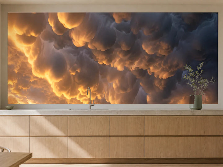 Küchenrückwand „Mammatuswolken nach dem Gewitter“ als installierte Rückwand in einer warmen Küche