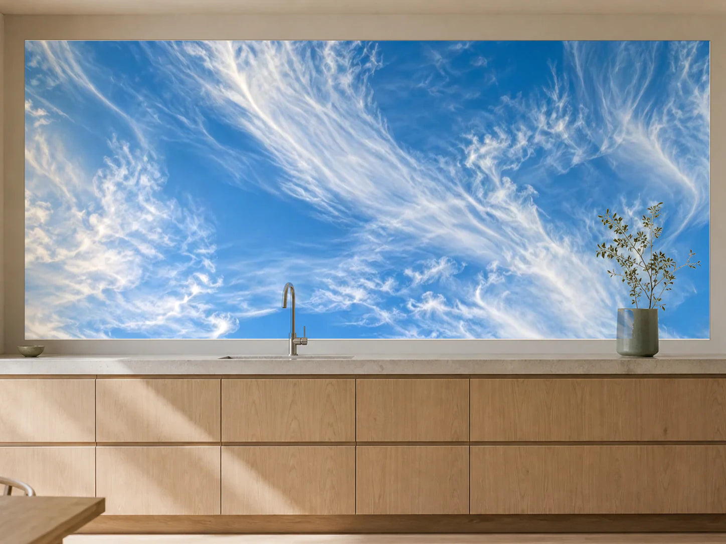 Küchenrückwand „Feine Eiswolken im Höhenwind“ als installierte Rückwand in einer warmen Küche