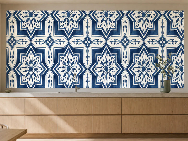 Küchenrückwand „Sternfliesen in Indigo und Creme“ als installierte Rückwand in einer warmen Küche