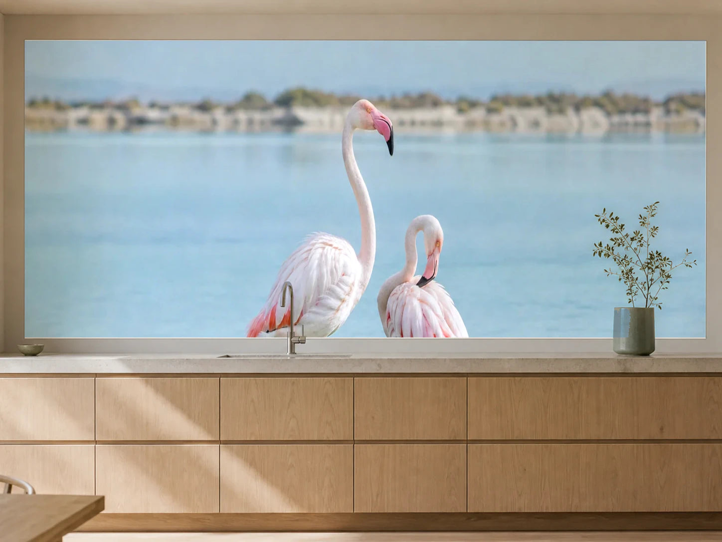 Küchenrückwand „Flamingopaar im stillen Wasser“ als installierte Rückwand in einer warmen Küche