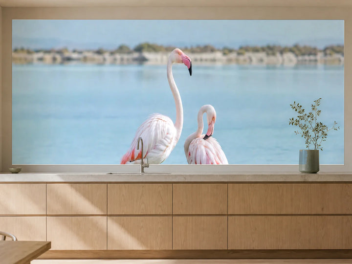 Küchenrückwand „Flamingopaar im stillen Wasser“ als installierte Rückwand in einer warmen Küche