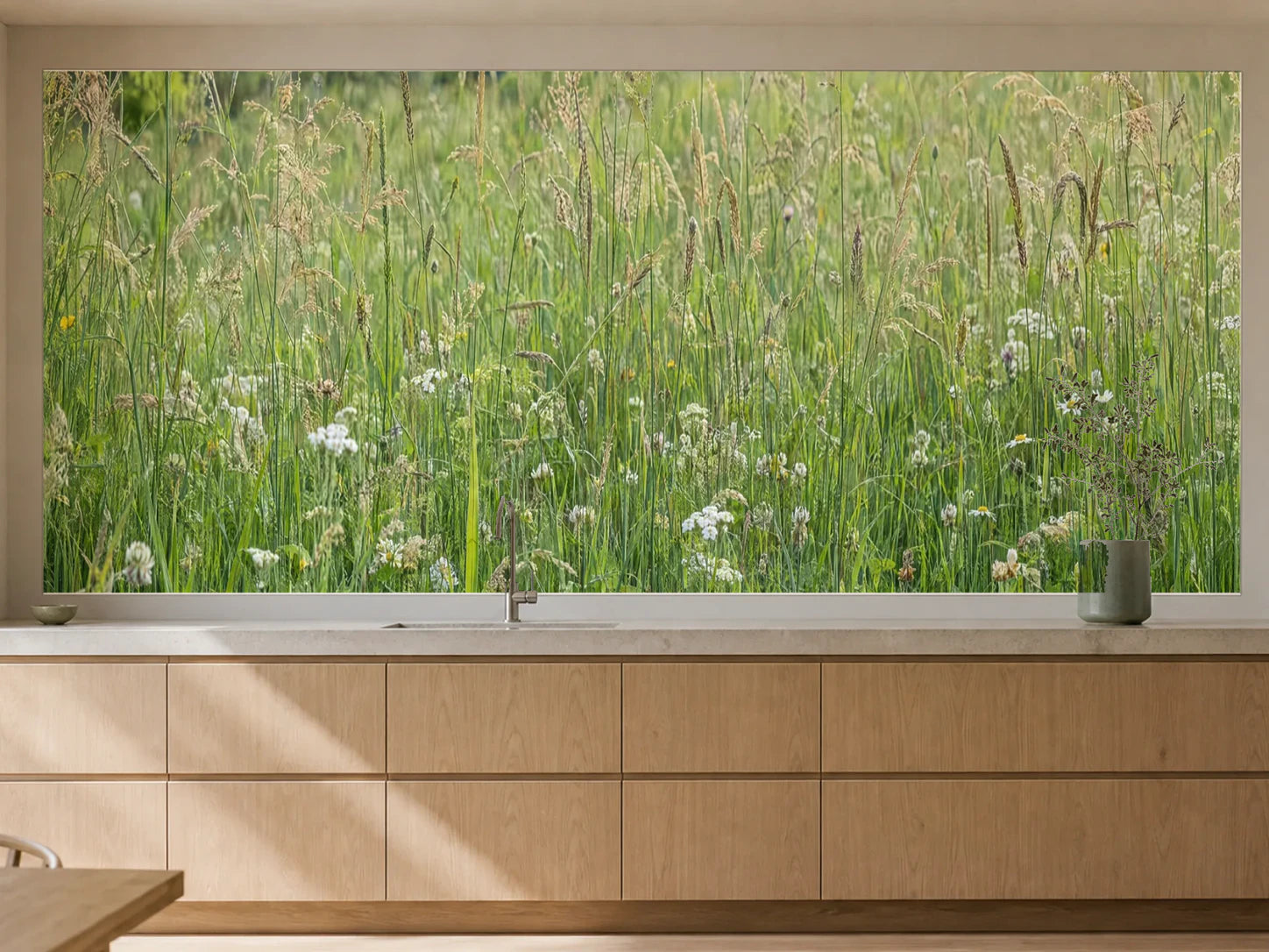 Küchenrückwand „Sommergras zwischen kleinen Wildblüten“ als installierte Rückwand in einer warmen Küche