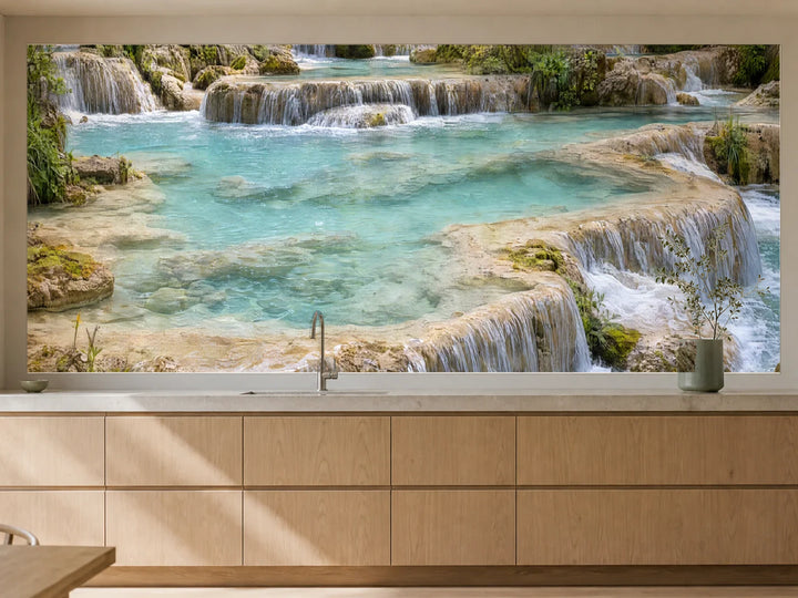 Küchenrückwand „Karstterrassen im klaren Wasser“ als installierte Rückwand in einer warmen Küche