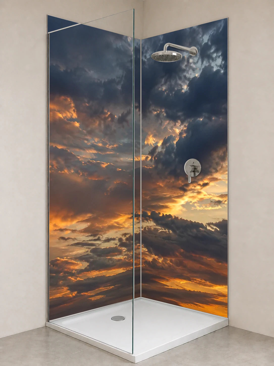 Duschrückwand „Kupferlicht unter dunklen Wolken“ als installierte Rückwand in einer hellen Dusche