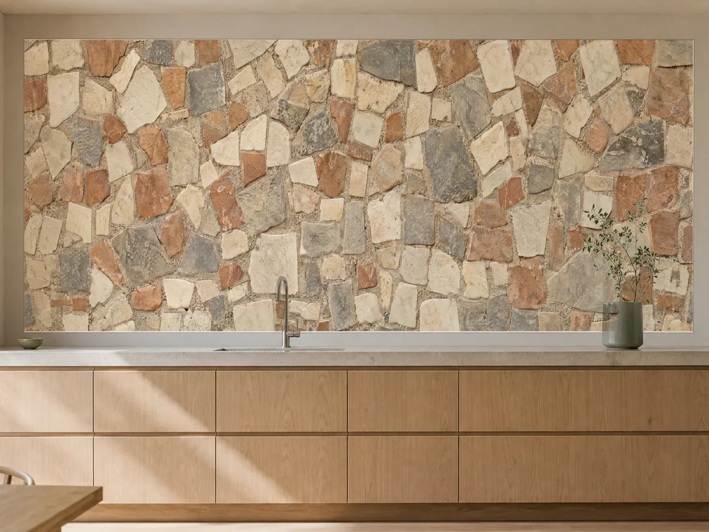 Küchenrückwand „Kleine Steinmosaike in Creme und Rauch“ als installierte Rückwand in einer warmen Küche