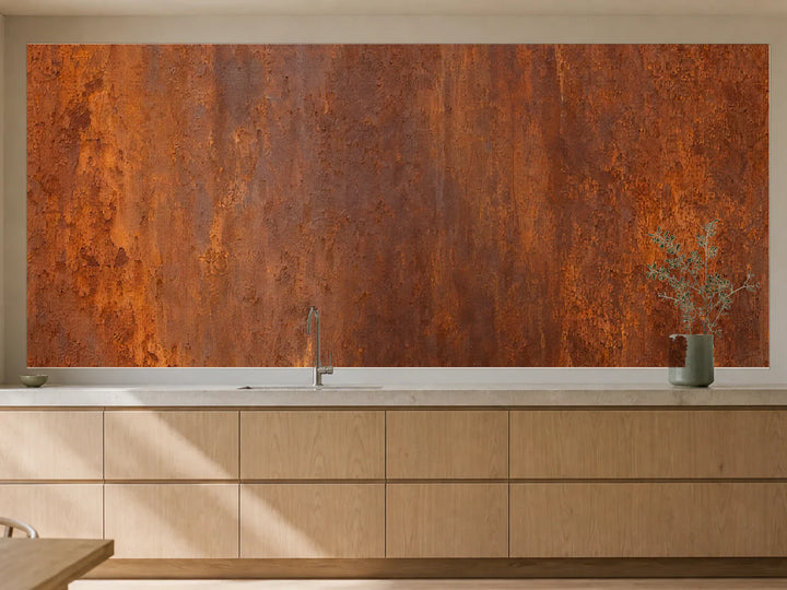 Küchenrückwand „Corten in Zimt und Dunkelbraun“ als installierte Rückwand in einer warmen Küche