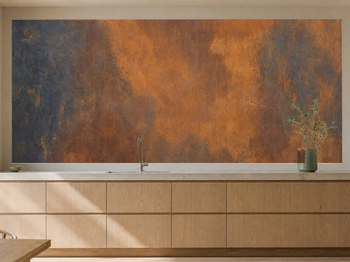 Küchenrückwand „Eisenpatina in Umbra und Orange“ als installierte Rückwand in einer warmen Küche