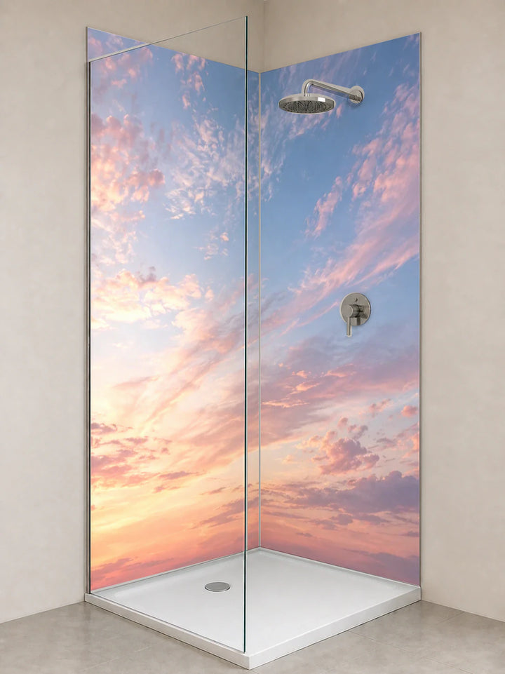 Duschrückwand „Rosiger Morgenhimmel“ als installierte Rückwand in einer hellen Dusche