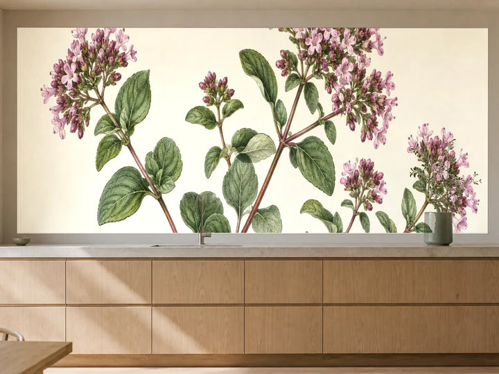 Küchenrückwand „Oregano mit Blüten – Botanischer Stich“ als installierte Rückwand in einer warmen Küche