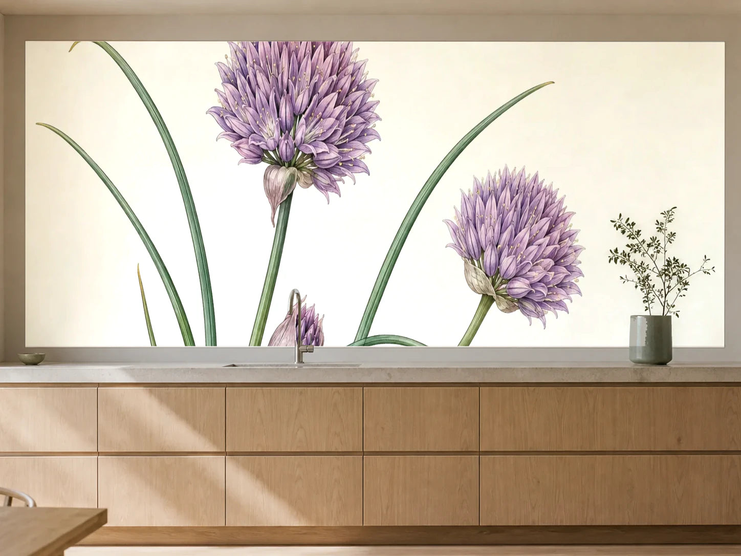 Küchenrückwand „Schnittlauchblüte – Botanischer Stich“ als installierte Rückwand in einer warmen Küche