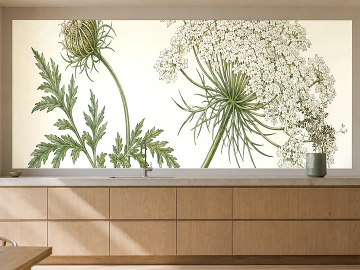 Küchenrückwand „Wilde Möhre – Botanischer Stich“ als installierte Rückwand in einer warmen Küche