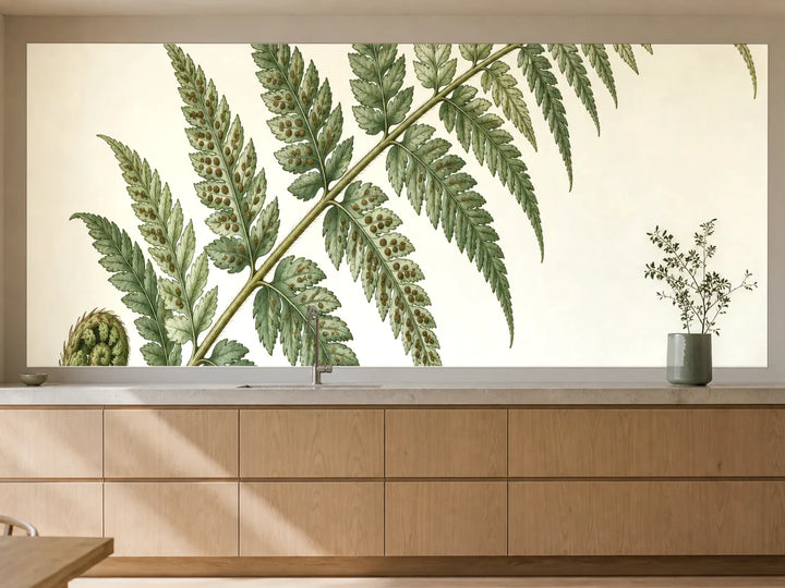 Küchenrückwand „Farnwedel mit jungem Austrieb – Botanischer Stich“ als installierte Rückwand in einer warmen Küche