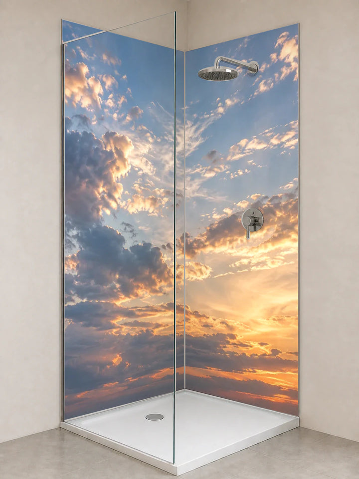 Duschrückwand „Goldener Saum im Morgenblau“ als installierte Rückwand in einer hellen Dusche