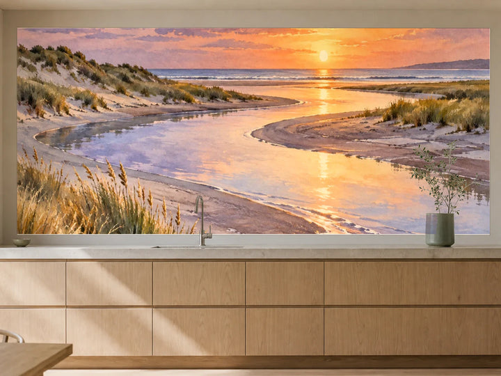 Küchenrückwand „Priel zwischen den Dünen – Aquarell“ als installierte Rückwand in einer warmen Küche