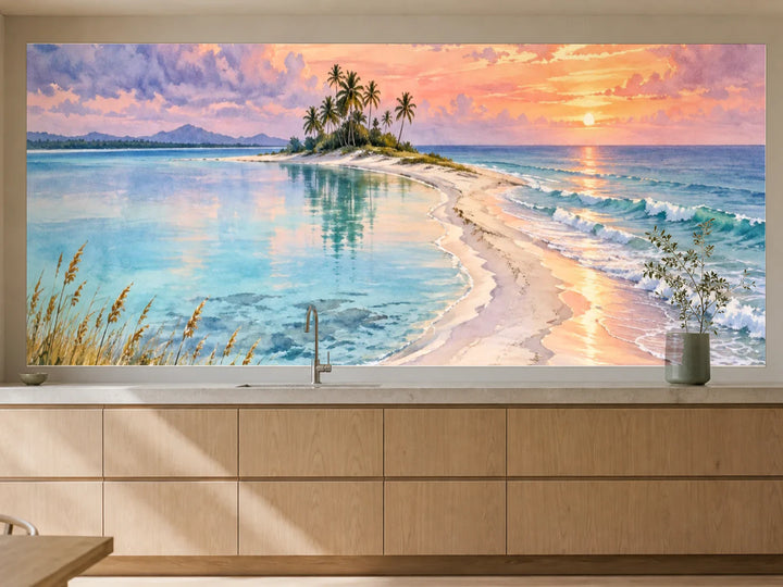Küchenrückwand „Sandzunge vor Palmen – Aquarell“ als installierte Rückwand in einer warmen Küche