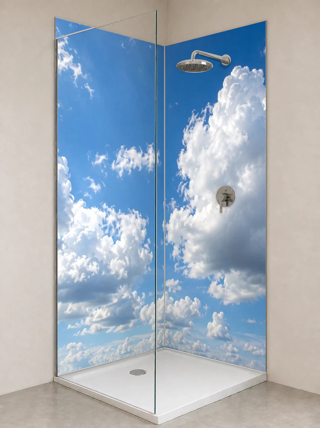 Duschrückwand „Weiße Wolken in Sommerblau“ als installierte Rückwand in einer hellen Dusche