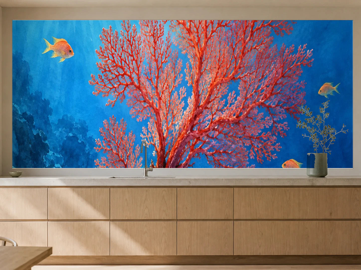 Küchenrückwand „Roter Korallenfächer – Aquarell“ als installierte Rückwand in einer warmen Küche