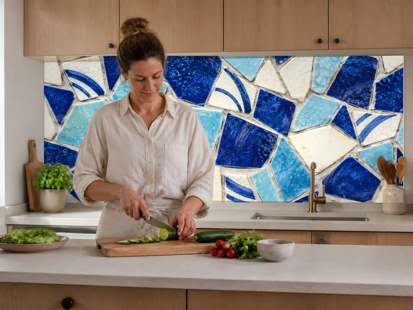 Küchenrückwand „Keramikscherben in Blau und Creme – Mosaik“ beim Zubereiten von Gemüse in einer Küche