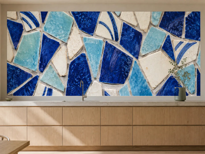 Küchenrückwand „Keramikscherben in Blau und Creme – Mosaik“ als installierte Rückwand in einer warmen Küche