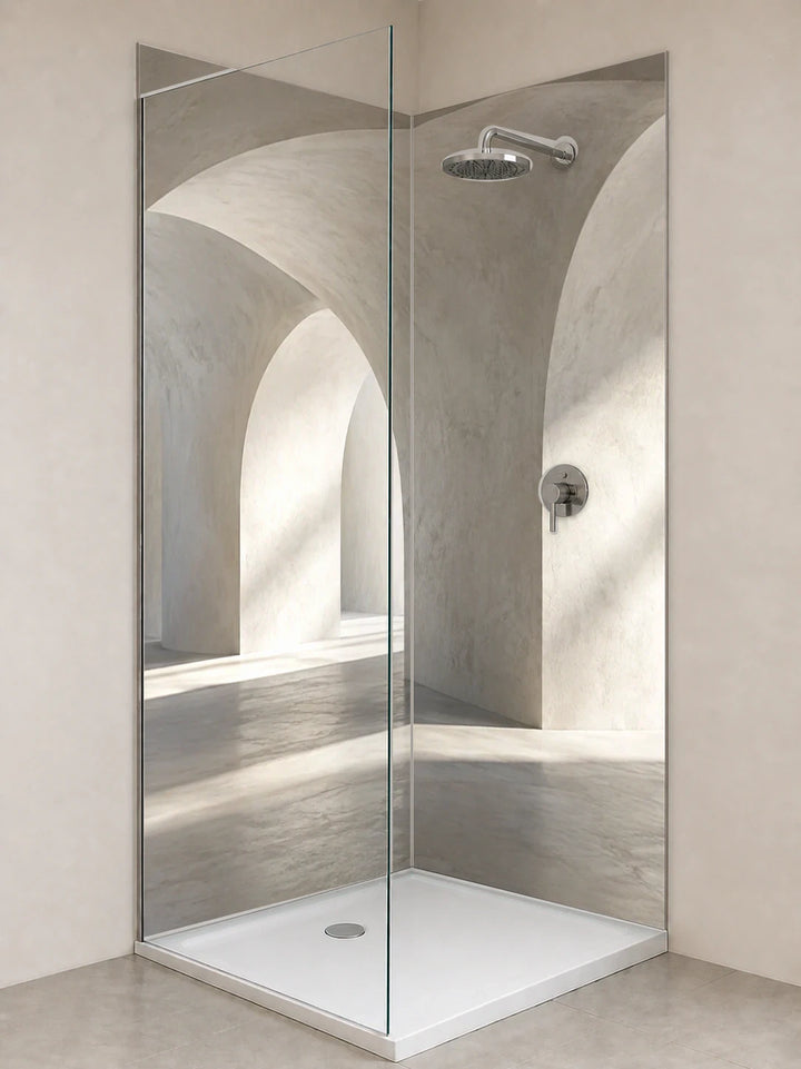Duschrückwand „Weiße Gewölbe mit sanften Schatten“ als installierte Rückwand in einer hellen Dusche