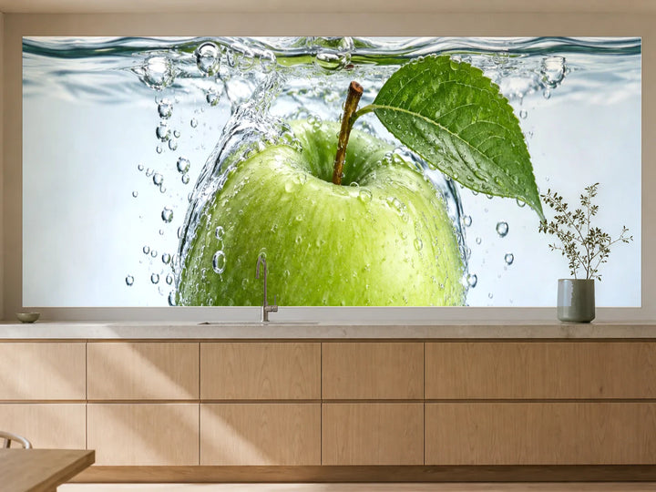 Küchenrückwand „Grüner Apfel unter Wasser“ als installierte Rückwand in einer warmen Küche